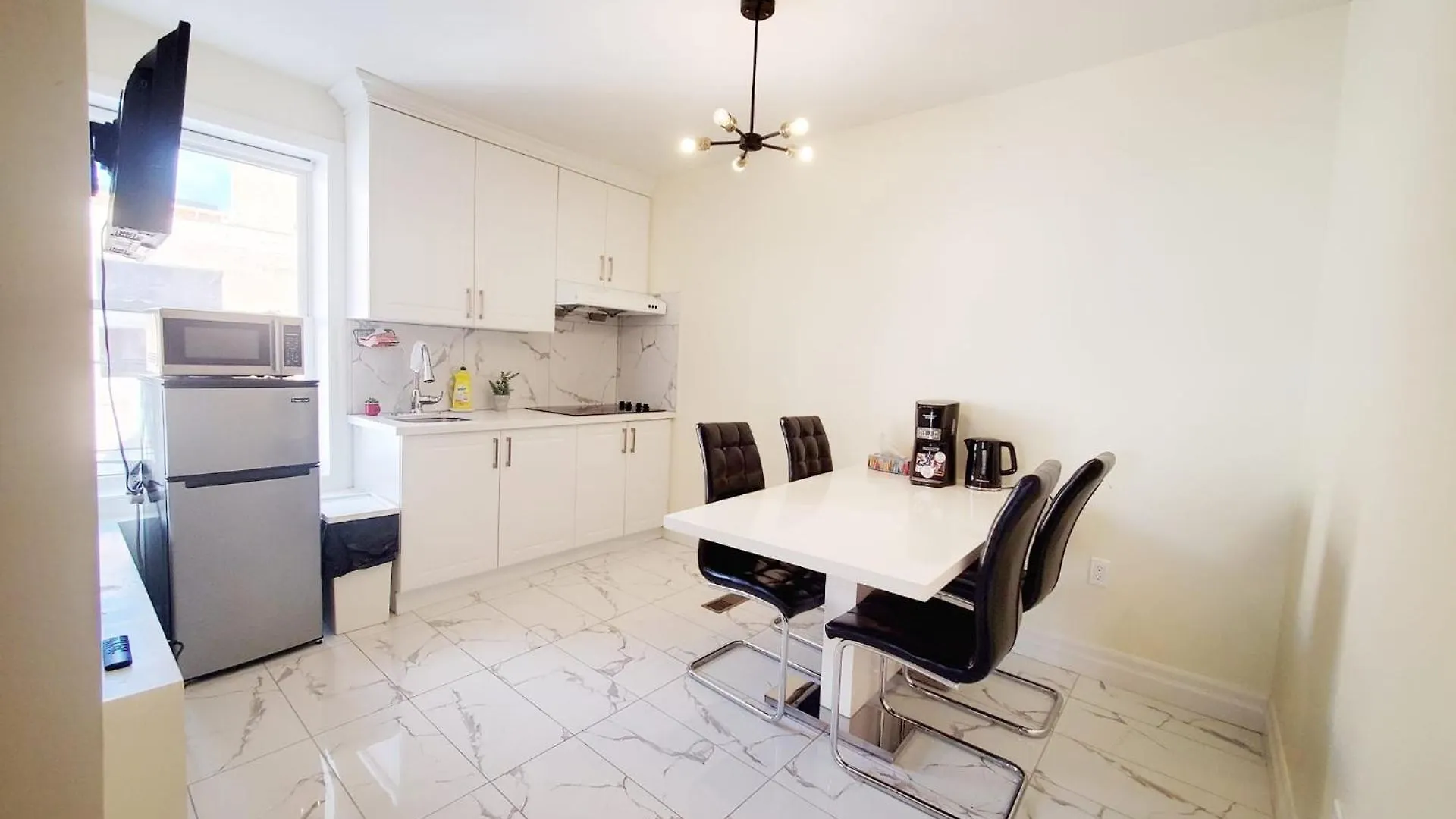 Mins Walk To Trinity Bellwood Park From Your Apartment Downtown Toronto 0*,  Canada