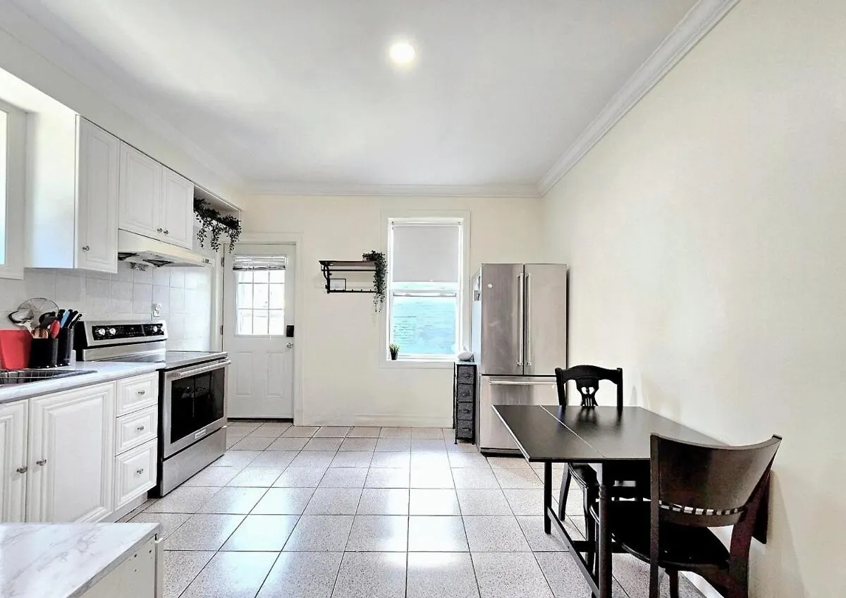Mins Walk To Trinity Bellwood Park From Your Apartment Downtown 多伦多