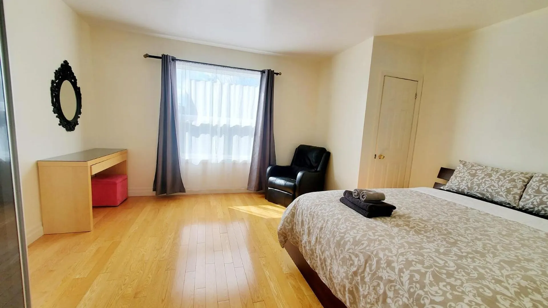 Mins Walk To Trinity Bellwood Park From Your Apartment Downtown 多伦多 加拿大