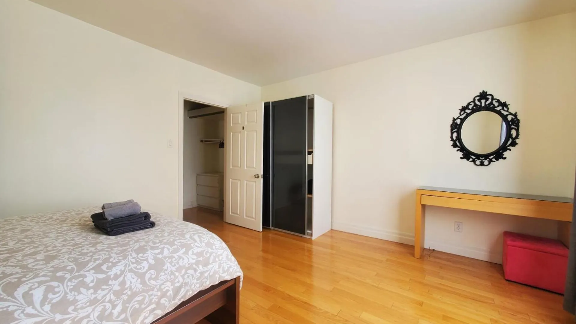 Mins Walk To Trinity Bellwood Park From Your Apartment Downtown 多伦多