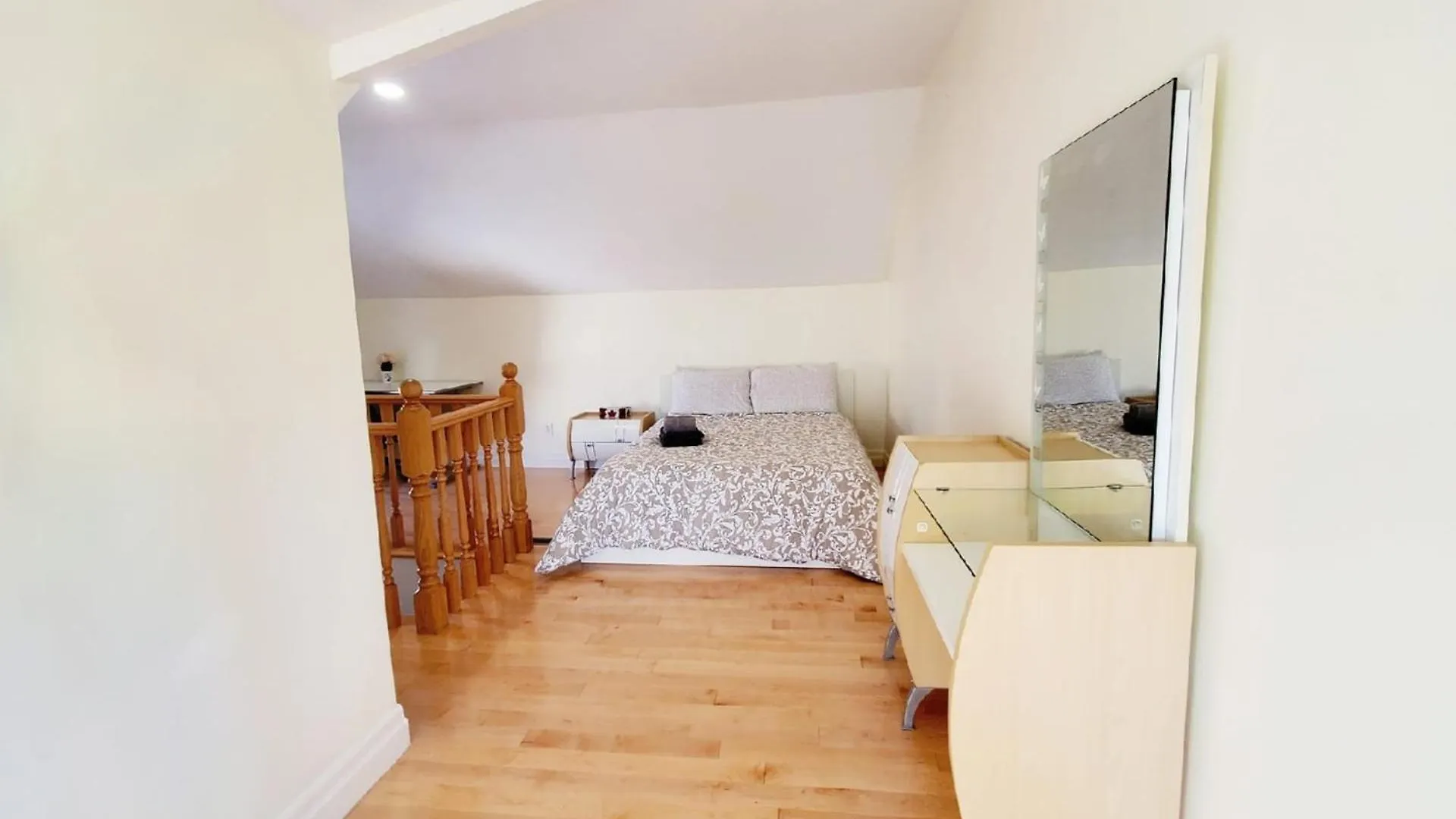 Mins Walk To Trinity Bellwood Park From Your Apartment Downtown 多伦多 0*,  加拿大